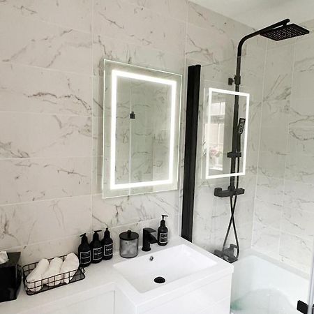 Beautiful Apartment In Beckton With Private Entrance And Garden Londres Exterior foto